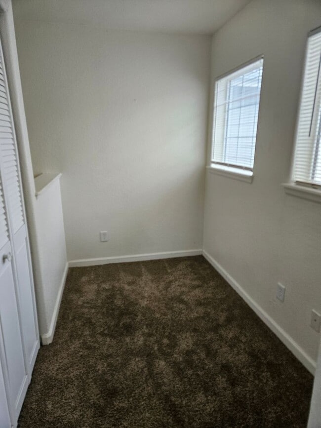 Building Photo - Amazing price amazing location 2 bdrm Cond...