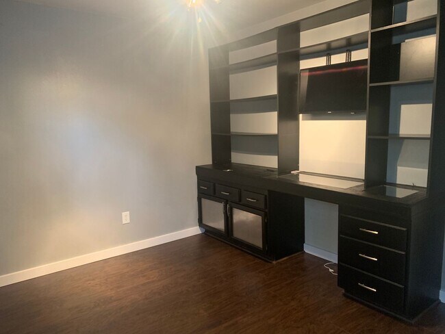 Building Photo - Newly Updated 2 Bed. 2 Bath Home on Fenced...