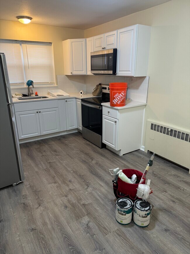 Building Photo - 877 Farmington Ave