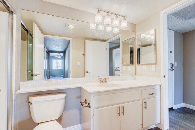 Building Photo - Smartly Designed 2-Bedroom Apartment in Pr...