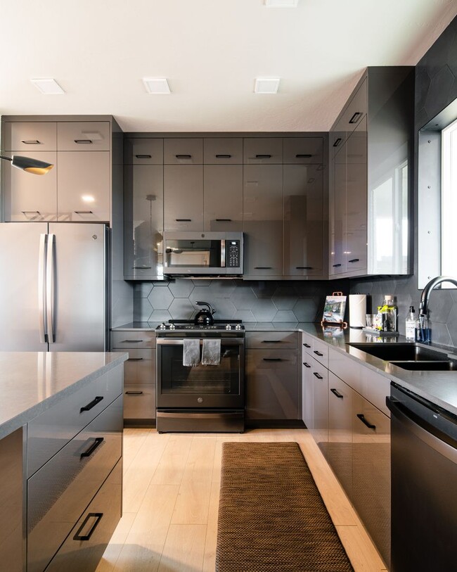 Building Photo - Modern Fully Furnished Condo for Rent- Minutes from the Hospital and Downtown Bozeman