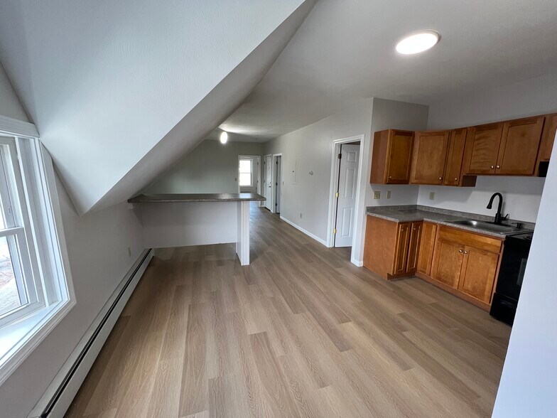 Building Photo - 981 Valley St