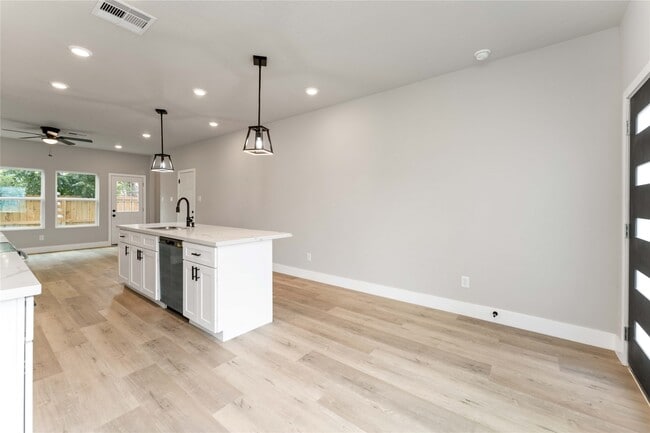 Building Photo - 5420 Lynnfield St