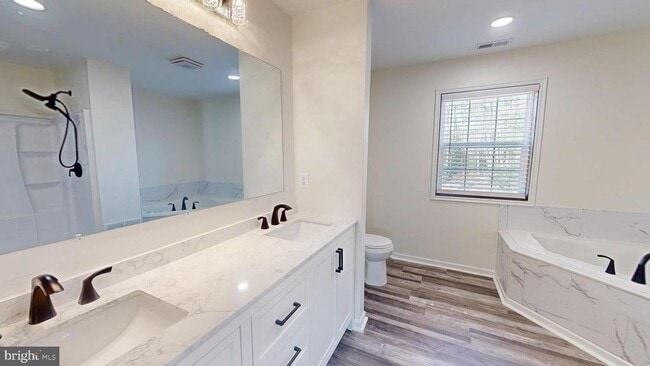 Building Photo - 40750 King Dr