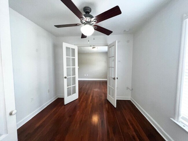 Building Photo - MOVE IN NOW!! Gated community Miriada! 1st floor 1X1.5 bath condo near pool area!!! Laminate wood...