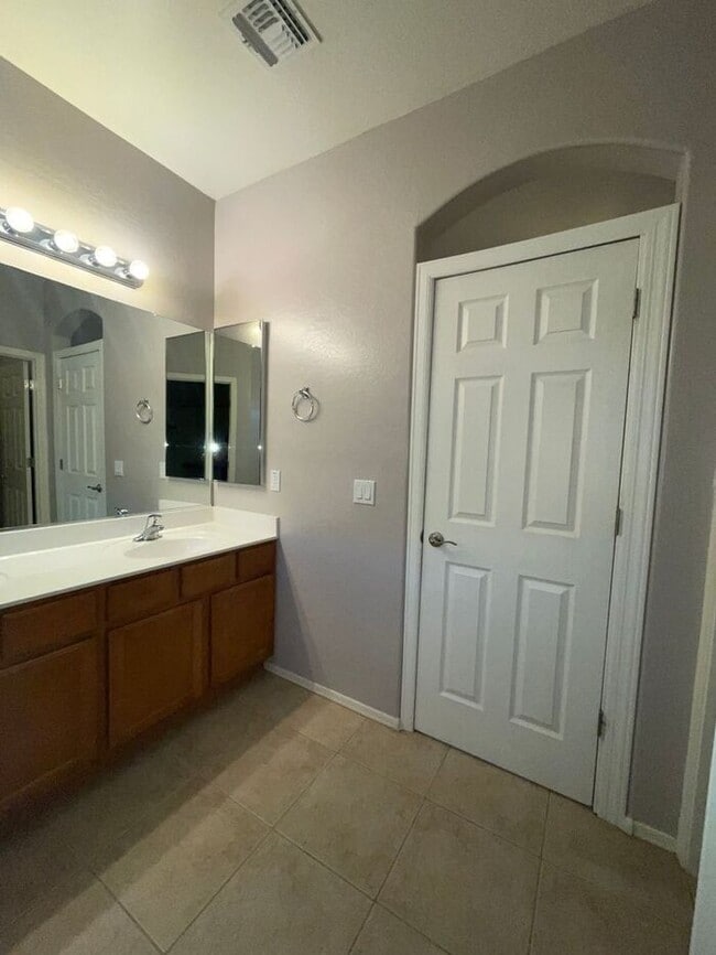 Building Photo - READY TO VIEW NOW! Spacious 3 Bed 2 Bath Home in Surprise Farms!