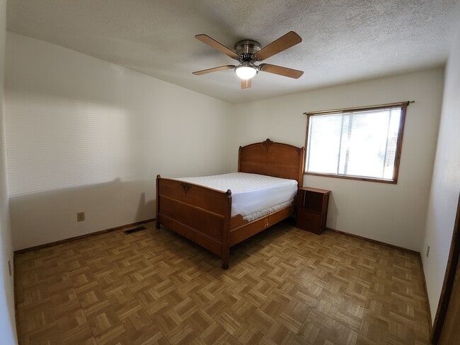 Building Photo - 8260 Sherwood Blvd