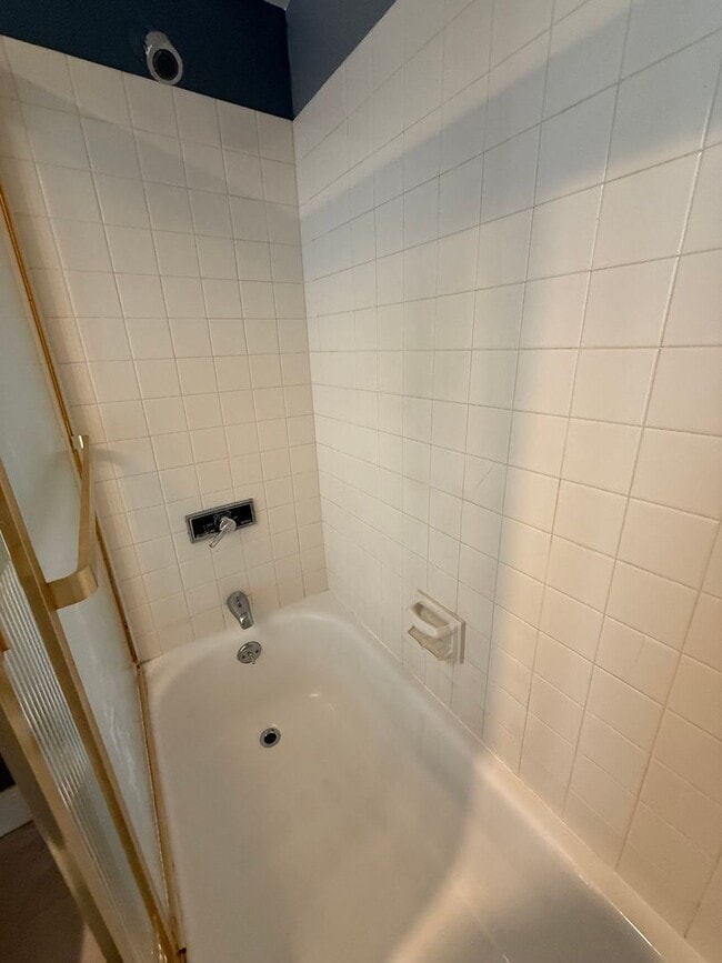 Building Photo - Linden Street Apartment GREAT Location ,in...