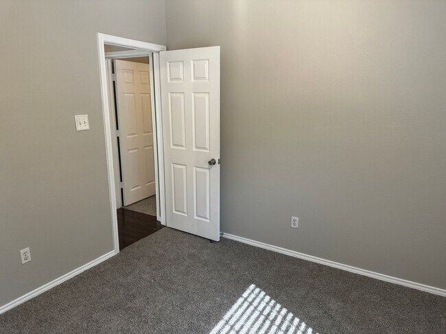 Building Photo - Amazing home in Farmington Estates!