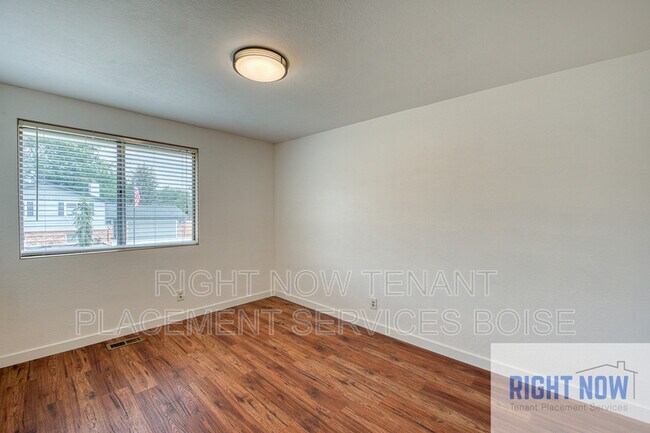 Building Photo - 10763 Hinsdale St