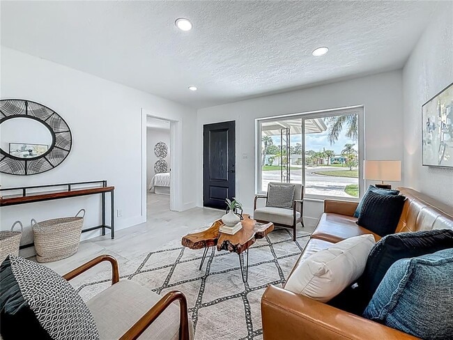 Building Photo - 572 Baywood Dr N