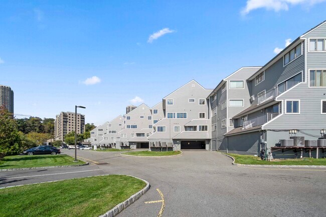 Building Photo - 14A Riverview Cir