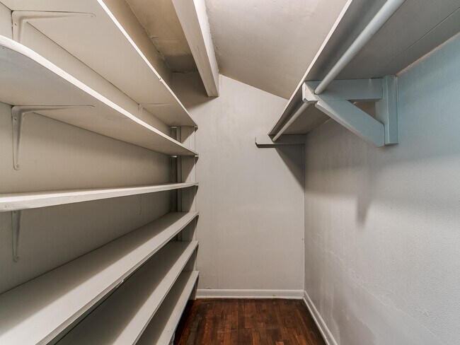 Building Photo - 302 Russell Dr