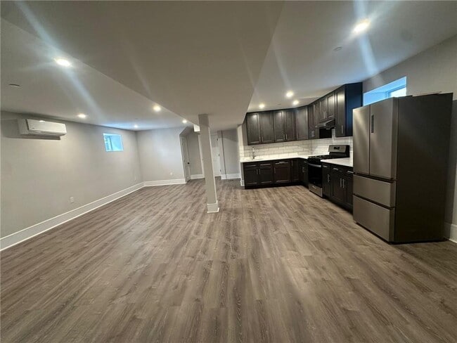 Building Photo - 168 Macgregor St