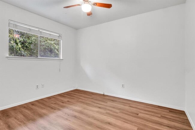 Building Photo - 9611 Meadowheath Dr