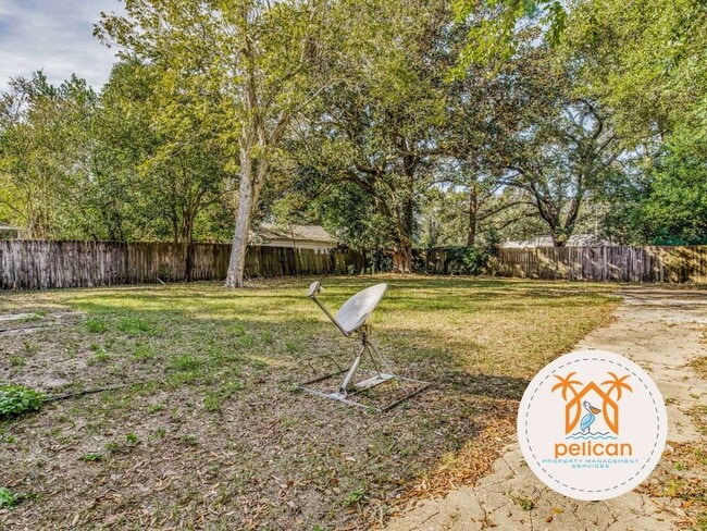 Building Photo - Cozy 2 Bedroom House with Large Yard in Pe...