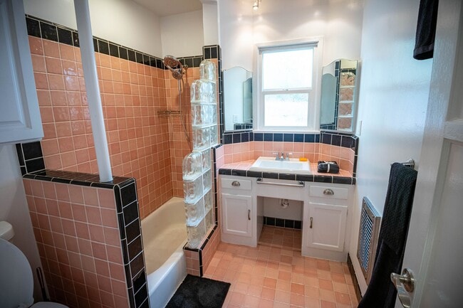 Building Photo - 2420 Teviot St