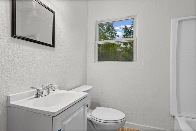 Building Photo - 2206 Rountree Dr