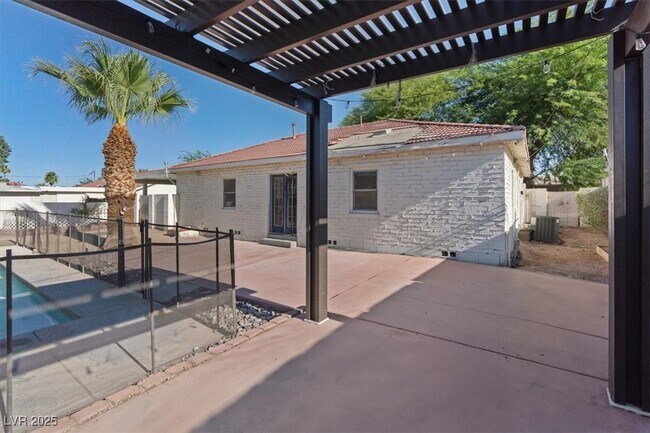 Building Photo - 1609 Chapman Dr
