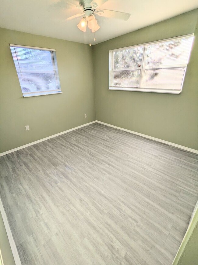 Building Photo - 3 bedroom, 1.5 bath, Garage