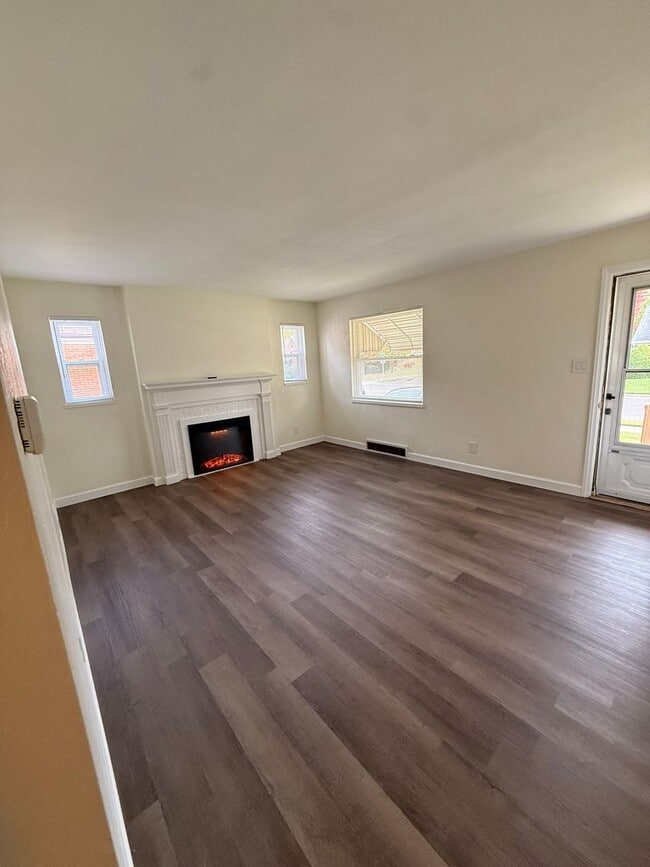 Building Photo - 631 Hampshire Rd