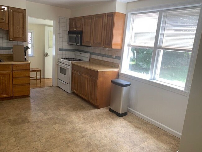 Building Photo - Beautiful 3 bed 1.5 Bath Single Family Home For Rent