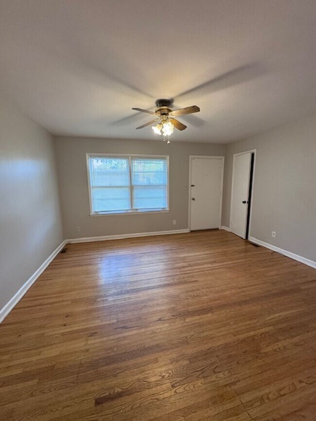 Building Photo - Cozy Ranch Style home located in the Matthews Park community.