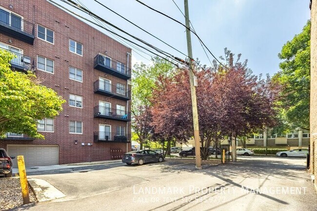 Building Photo - 2622 W Diversey Ave