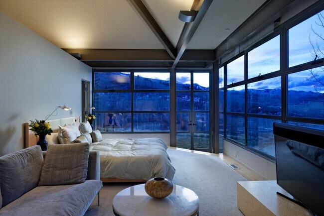 Building Photo - 821 Cluny Rd