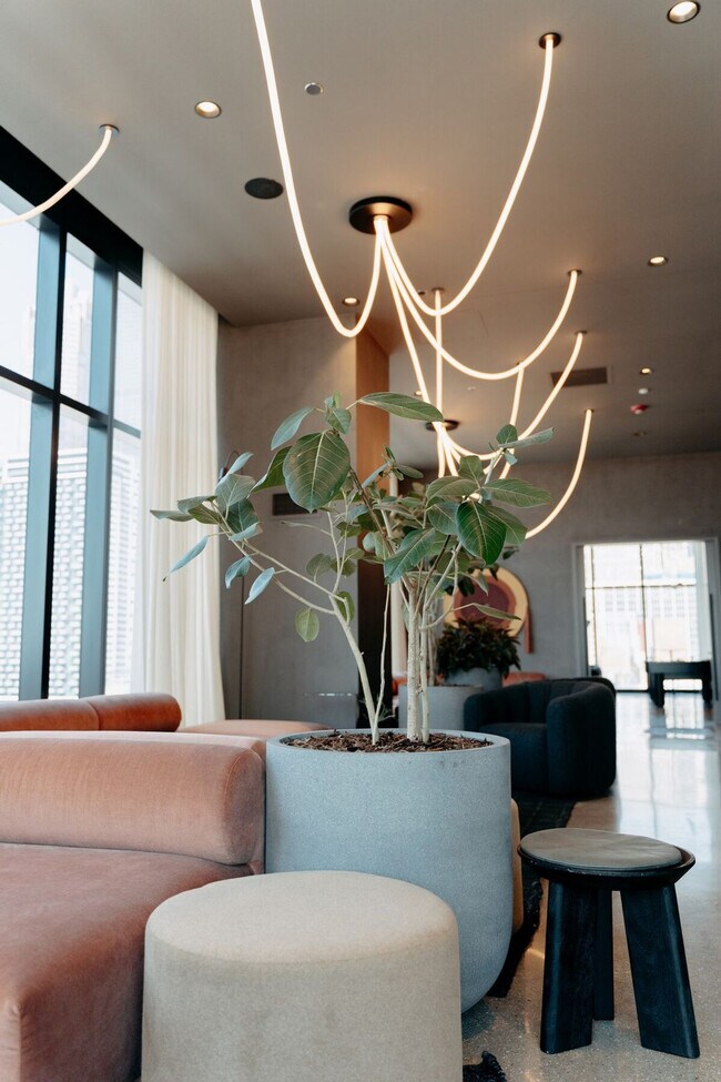 Building Photo - 755 S Clark St