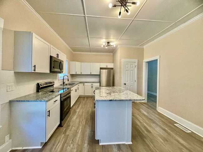 Building Photo - Spacious Newly Renovated 4-Bedroom Farmhou...