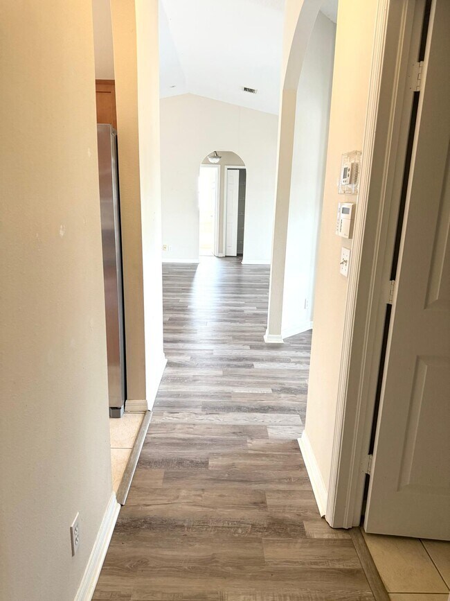 Building Photo - 549 SW Prater Ave