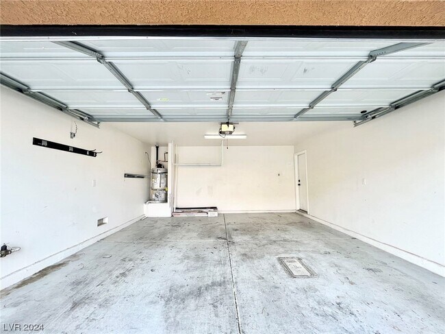 Building Photo - 9291 Hollander Ave