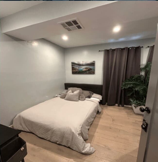 Building Photo - Larchmont Village Membership Community Shared Room