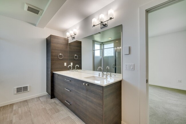 Building Photo - Beautiful 3 bedroom townhome in Leschi!