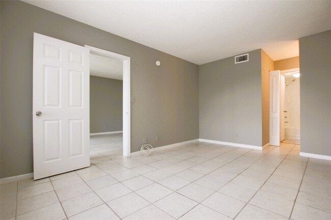 Building Photo - 217 Lake Pointe Dr