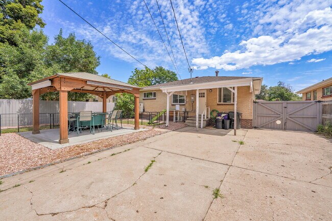 Building Photo - $3,195.00, 5 bed, 2 bath located in Denver