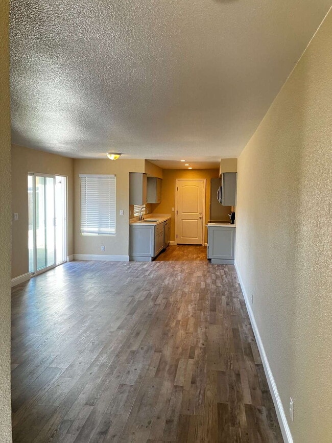 Building Photo - Charming 2-Bed, 2-Bath Duplex Retreat on Denver Avenue – Perfect Merced Living!