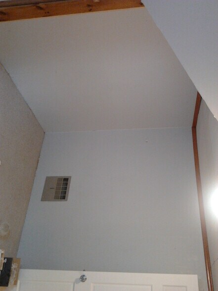 Building Photo - 1821 E 6th St