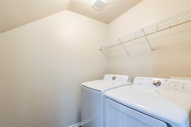 Building Photo - 8712 Dittmar Oaks Dr