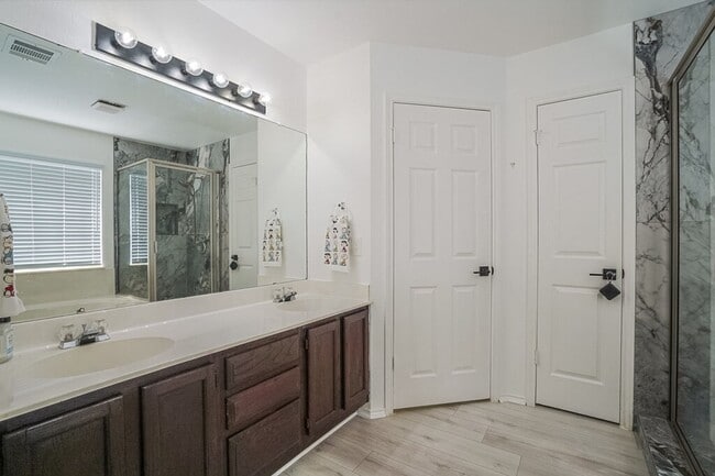 Building Photo - 14817 Single Trce