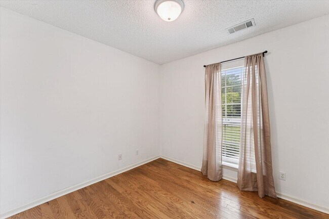 Building Photo - AVAILABLE OCTOBER 2025! [PET FRIENDLY]