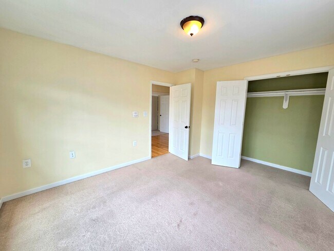 Building Photo - Lovely 3 BR/2.5 BA Single-Family Home in O...