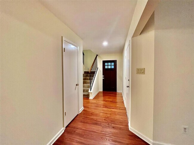 Building Photo - 3038 Sam Houston Dr