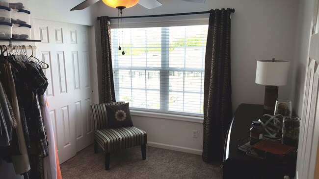 Building Photo - Robinson - LARGE 3 Bedroom End Unit House - Minutes from 376 W Robinson