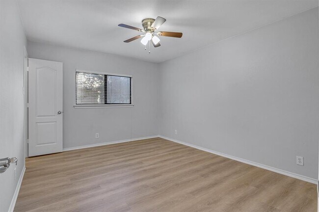 Building Photo - 1434 Meadow Pkwy