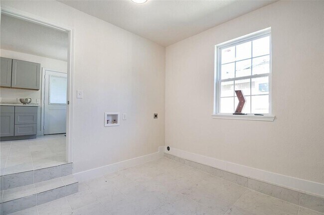 Building Photo - 5421 Fursman Ave