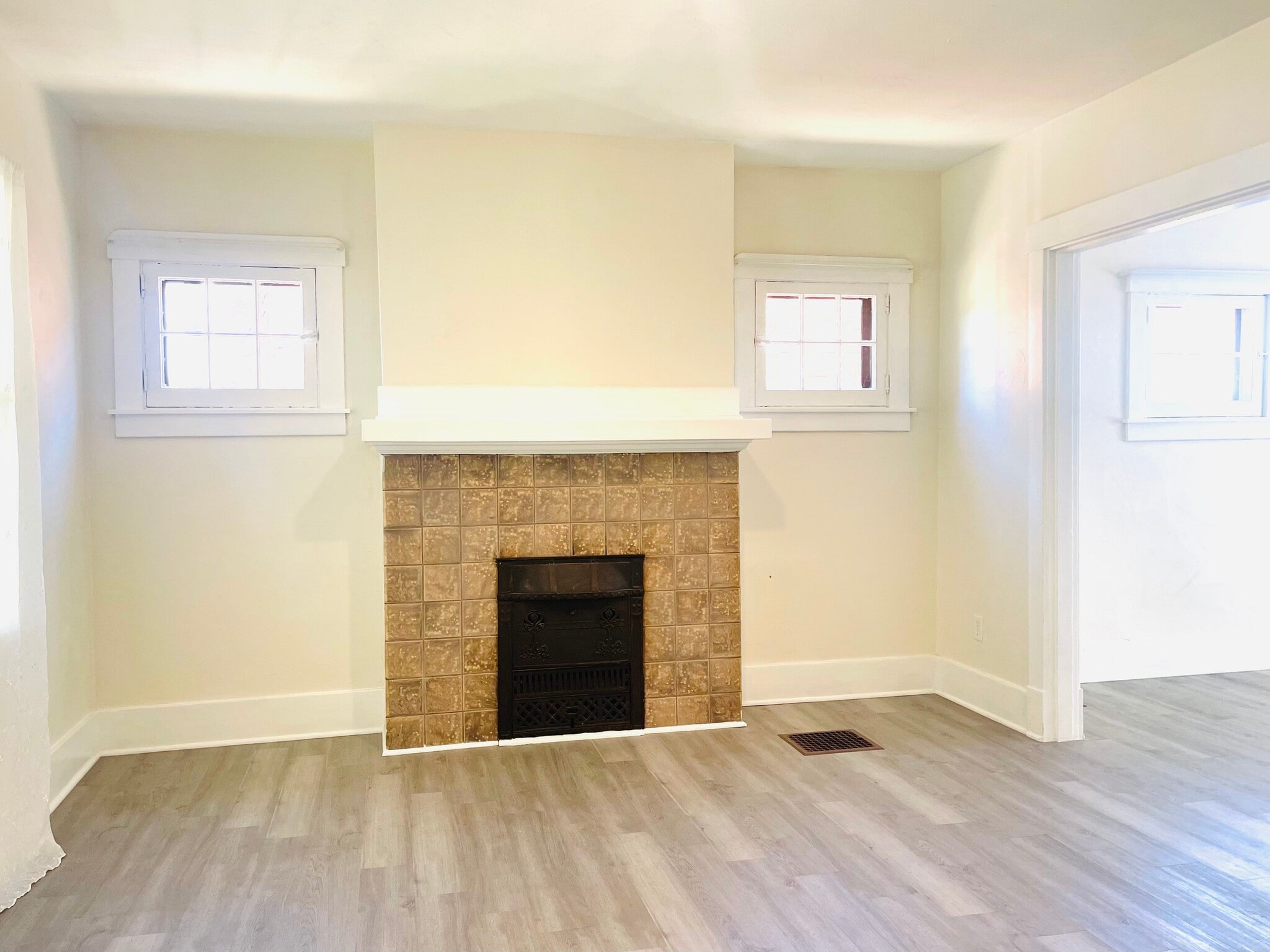 Living room - 2331 Los Angeles Ave