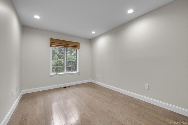 Building Photo - 2-41 Oak Park Dr