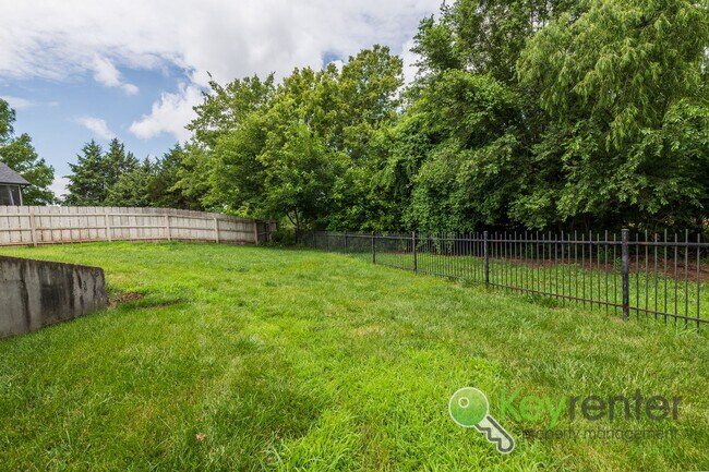 Building Photo - Beautiful, Rare 6 bedroom 3 bath house!